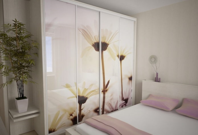 Kleiderschrank mit einer Fassade mit Fotodruck im Inneren des Schlafzimmers