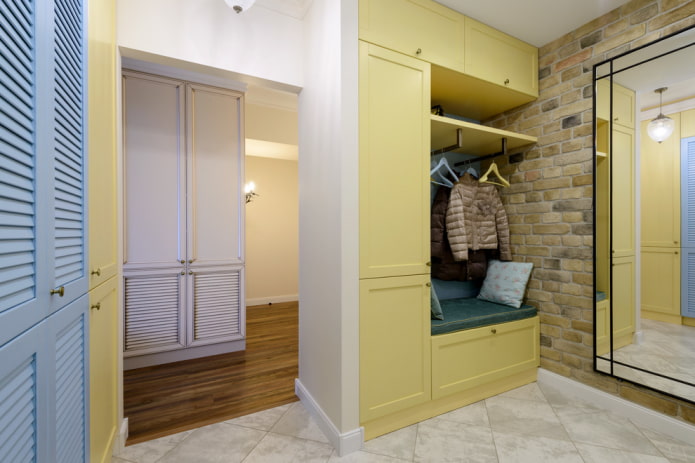 жута гардероба у унутрашњости ходника