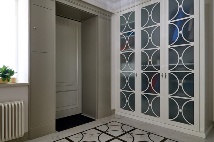 design of cabinets in the interior of the corridor