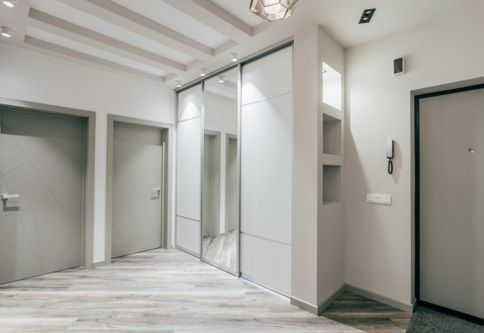szekrény a folyosó belsejében a minimalizmus stílusában