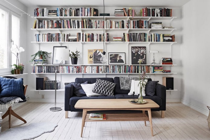 Bücherregale im skandinavischen Stil eingerichtet