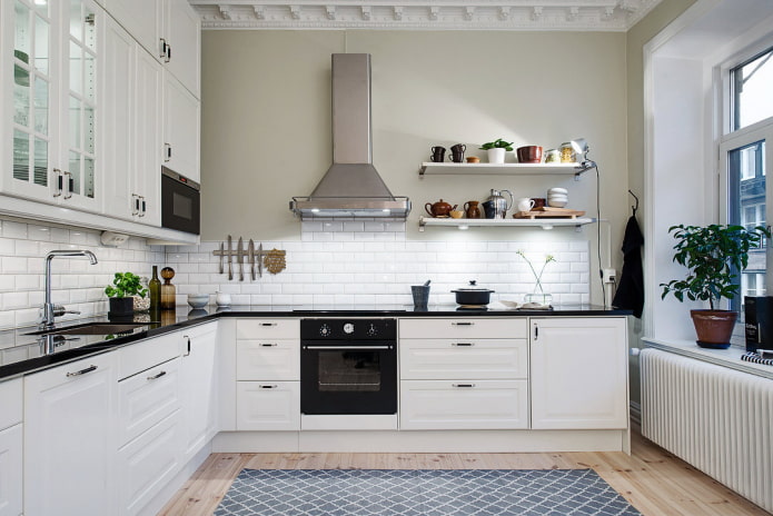 Regale im Inneren der Küche im skandinavischen Stil
