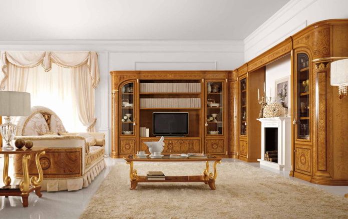 stěna v interiéru obývacího pokoje v klasickém stylu