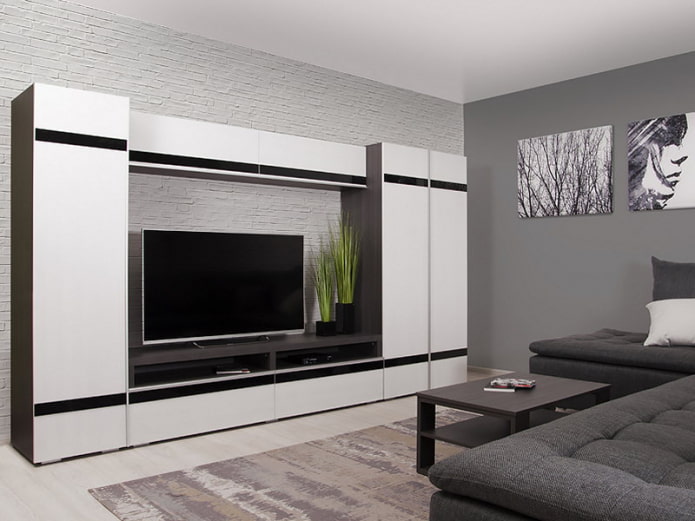 stěna v interiéru obývacího pokoje ve stylu minimalismu