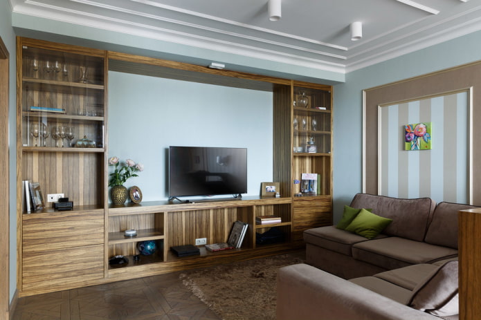 masivní dřevěná stěna v interiéru obývacího pokoje