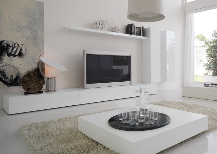 stěna v interiéru obývacího pokoje ve stylu minimalismu