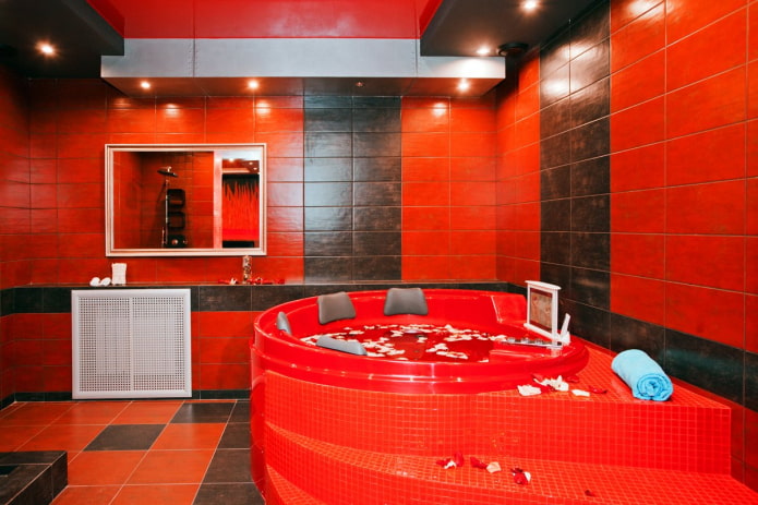 Badezimmer in Schwarz- und Rottönen