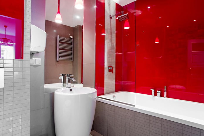 ห้องน้ำในโทนสีแดงและสีเทา