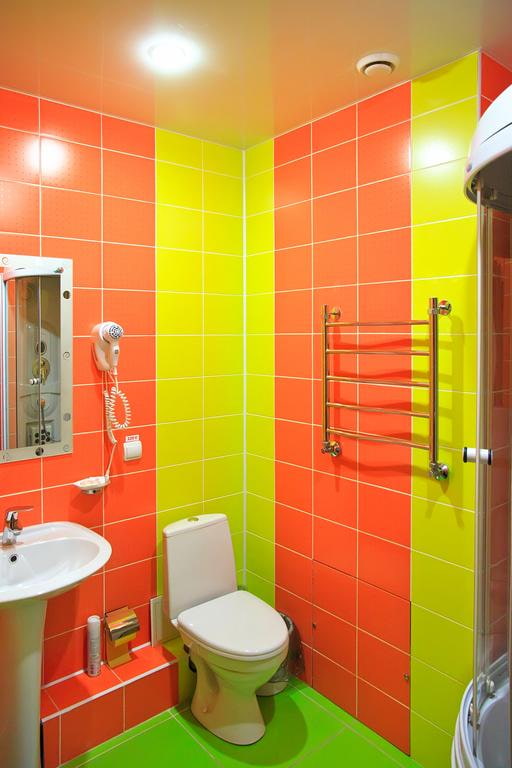 Badezimmer in Rot-Grün-Tönen