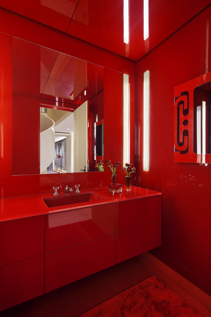 Badezimmereinrichtung in roten Farben