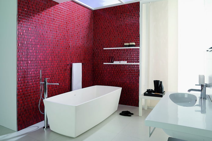 Badezimmereinrichtung in roten Farben