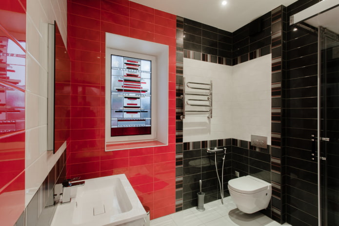 Badezimmer in Schwarz- und Rottönen