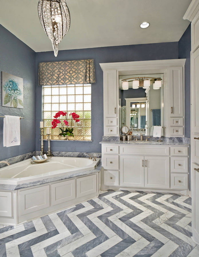 Corner bathtub sa isang lilac interior