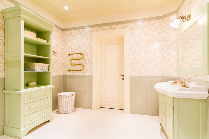 Shelving unit and cabinet in a provencal bathroom