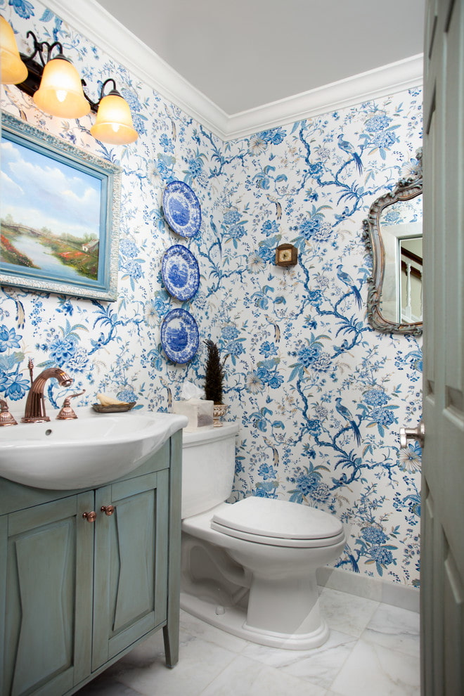 Wallpaper sa banyo sa estilo ng Provence