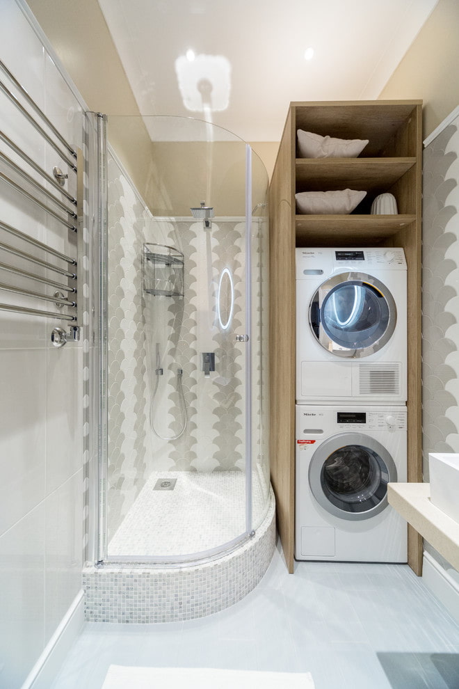 Shower room na may gabinete para sa washing machine
