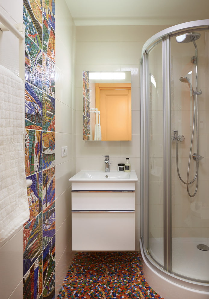 Design eines Badezimmers im Inneren einer Wohnung von 35 Quadratmetern