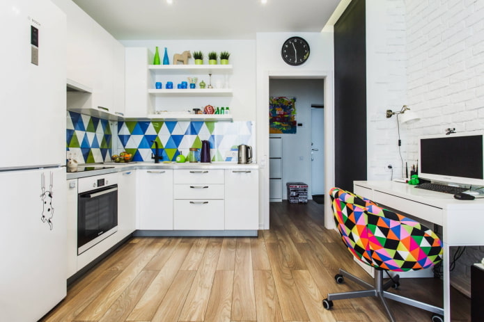 Еуро-апартман са светлом кухињом-дневном собом