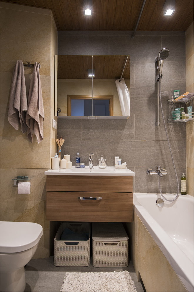 Design eines Badezimmers im Inneren einer Wohnung von 45 Plätzen