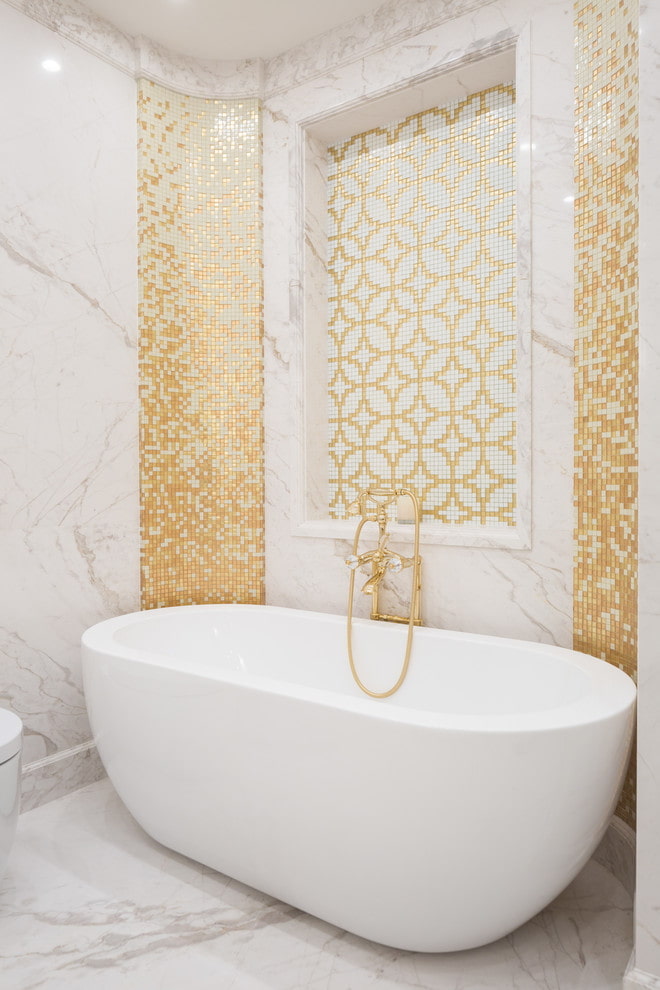ентеријер купатила у белим и златним бојама