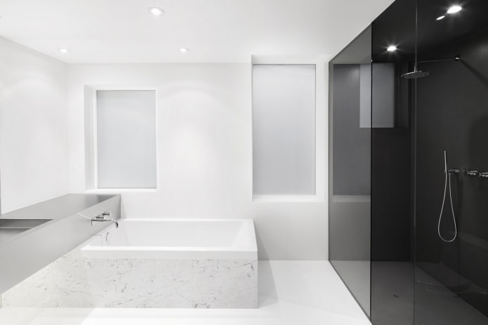fürdőszoba fehér tónusokban, a minimalizmus stílusában