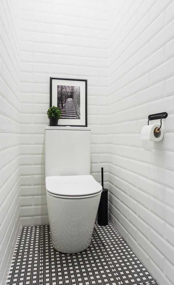 WC-Innenarchitektur in weißen Farben