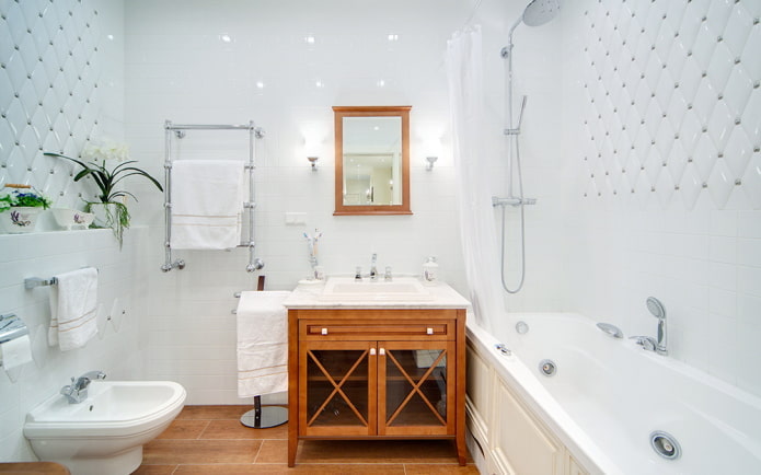 fürdőszoba fehér, klasszikus stílusban