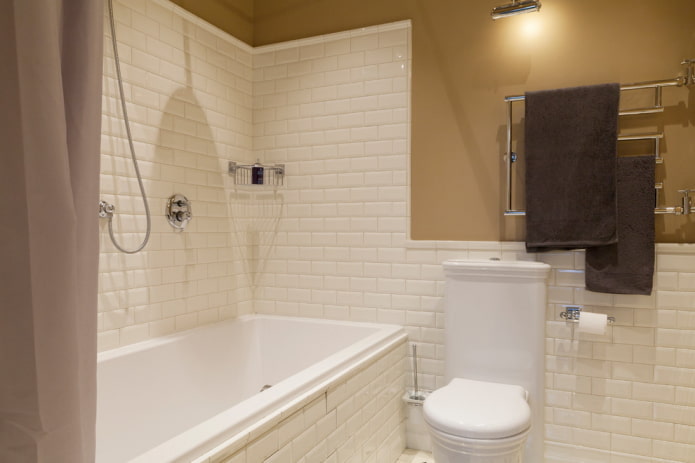 fürdőszoba belső fehér és barna tónusú