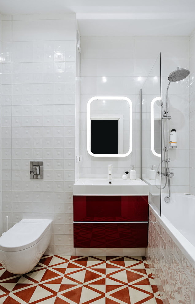 Badezimmereinrichtung in Rot und Weiß