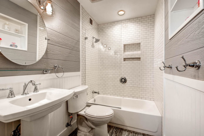 fürdőszoba belső fehér és szürke tónusú