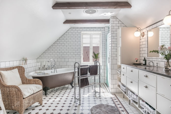 Badezimmer in weißen Farben im Provence-Stil
