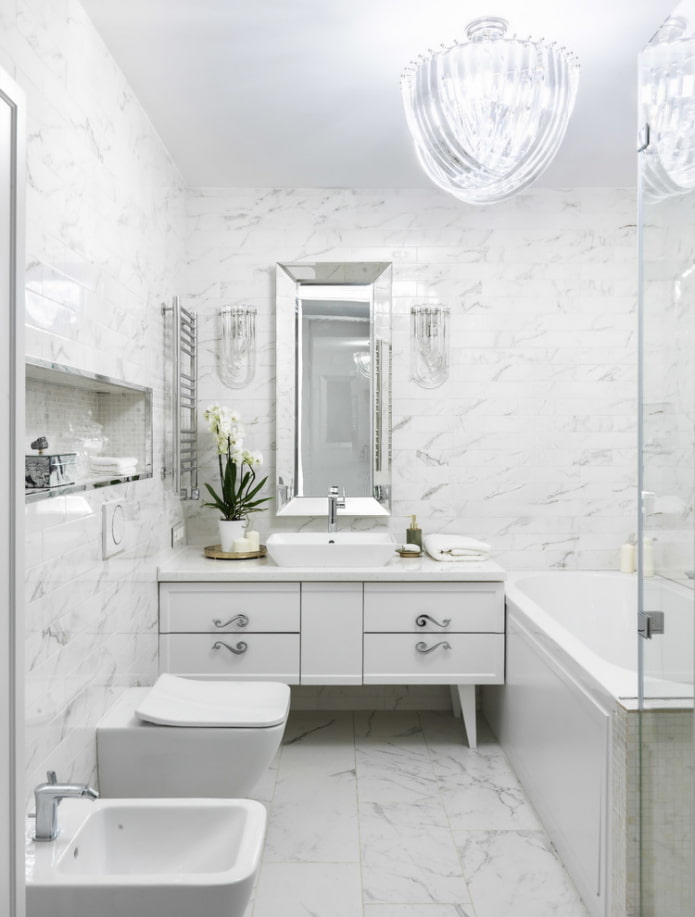 fehér fürdőszoba klasszikus stílusban