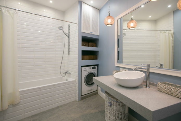 Design eines Badezimmers im Inneren einer Wohnung von 70 Quadratmetern