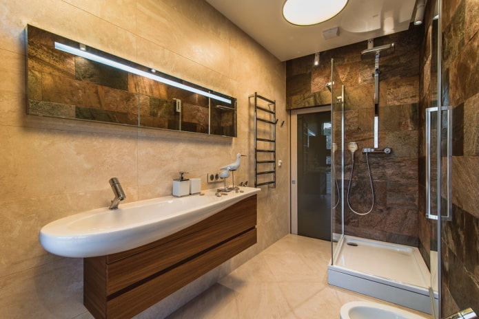 Design eines Badezimmers im Inneren einer Wohnung von 100 Quadraten