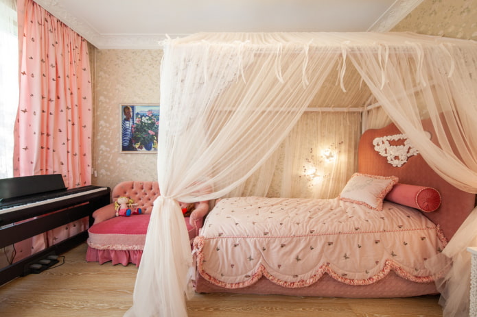 Textilien im Inneren des Schlafzimmers für ein Mädchen im Teenageralter