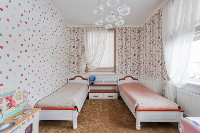 Schlafzimmeraufteilung mit zwei Fenstern für zwei Mädchen