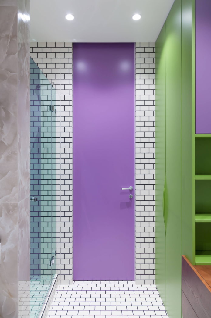 Violettgrünes Badezimmer