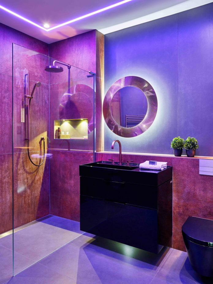 Schwarz-violettes Badezimmer mit Hintergrundbeleuchtung