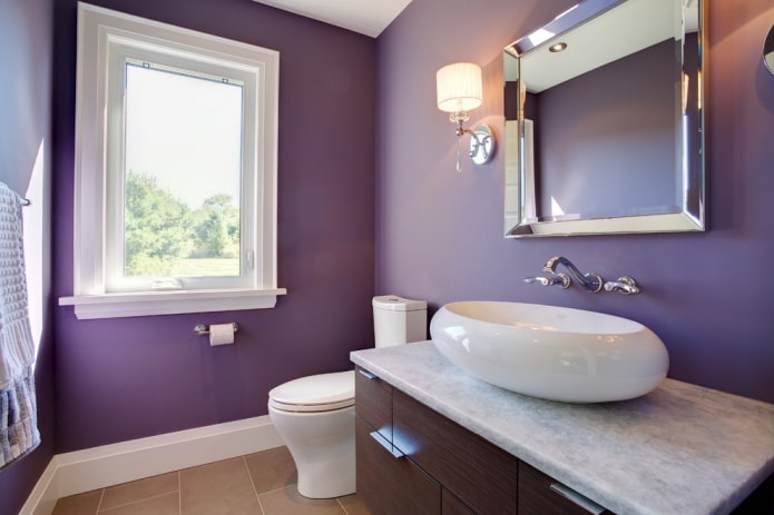 Badezimmer in Lavendelfarbe mit ovalem Waschbecken