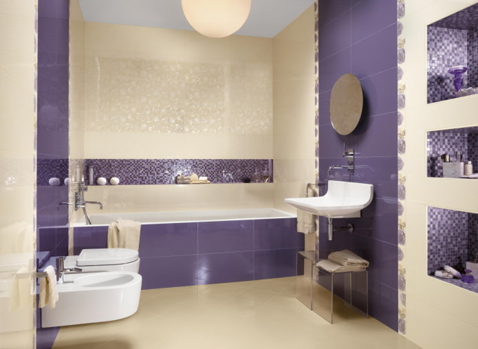 lila és bézs színű fürdőszoba