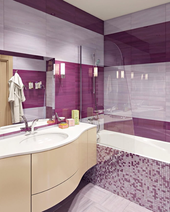 Badezimmer mit Mosaiken gefliest