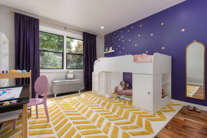 Violett-gelbes Kinderzimmer