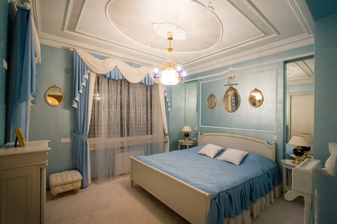 Klassisches Schlafzimmer mit goldenem Licht