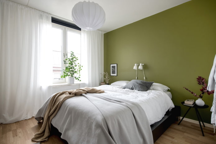 завесе у унутрашњости спаваће собе у зеленим тоновима