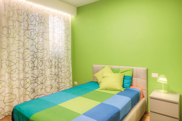завесе у унутрашњости спаваће собе у зеленим тоновима