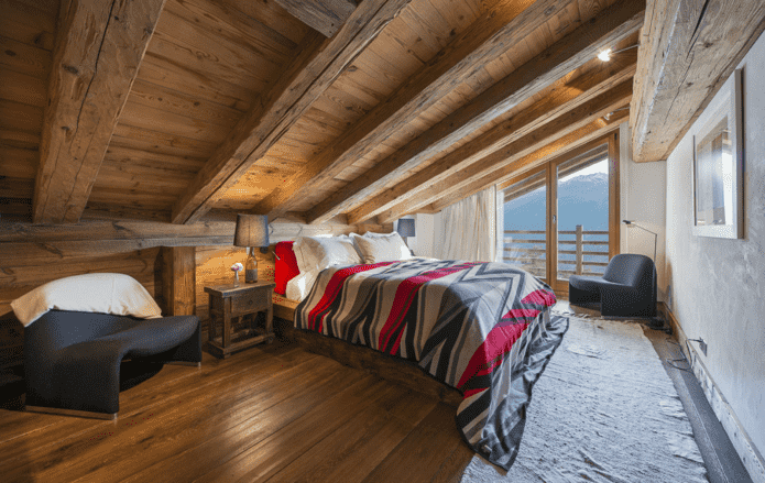 faház stílusú tetőtéri hálószoba belső