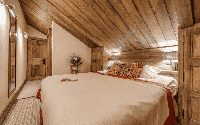 faház stílusú tetőtéri hálószoba belső