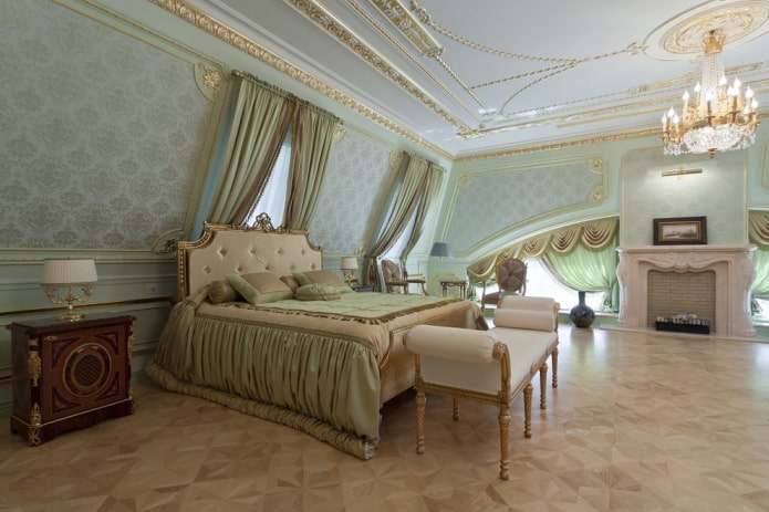 ентеријер спаваће собе у поткровљу у класичном стилу