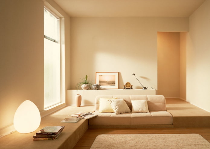 loob ng isang beige na sala sa estilo ng minimalism