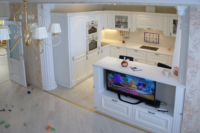 Kitchen with TV in the bar